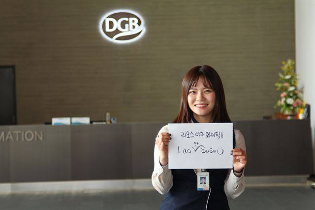 회사에서 포즈를 취한 정지원씨. ‘라오만수수’는 대구지역에서 의료인들을 중심으로 결성한 이만수 전 감독의 팬클럽 이름이다. ‘수수’는 라오스어로 만세라는 뜻이다. 김민규기자 whitekmg@hankookilbo.com