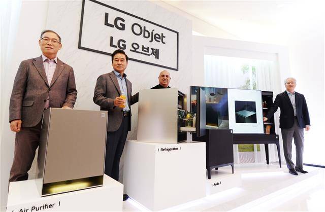 송대현 H&A사업본부장(사장) 등 LG전자 관계자들이 서울 강남구 논현동의 한 스튜디오에서 열린 새 가구·가전 브랜드 ‘LG 오브제’ 출범 행사에서 신제품을 소개하고 있다. 왼쪽부터 송 사장, 최상규 한국영업본부장(사장), 이탈리아 출신 디자이너 스테파노 조반노니, 권봉석 HE사업본부장(사장). 제품은 왼쪽부터 가습공기청정기, 냉장고, 오디오, TV. LG전자 제공