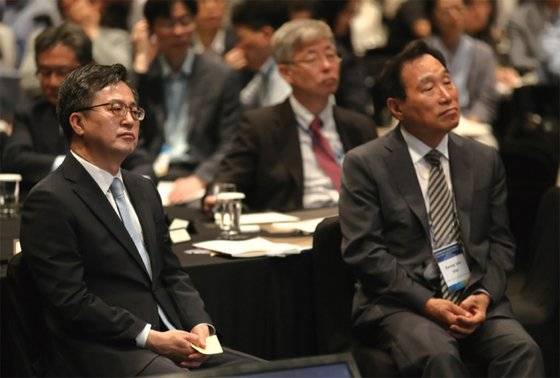 김동연(왼쪽) 전 경제부총리 겸 기획재정부 장관과 최근 사의를 표명한 김광두 국민경제자문회의 부의장 [연합뉴스]