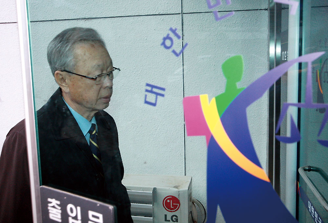 골프 라운드 중 경기진행요원(캐디)을 성추행한 혐의로 기소돼 1심에서 징역형을 선고받은 박희태 전 국회의장이 2015년 12월16일 춘천지방법원에서 열린 항소심 첫 공판에 출석했다. ⓒ 연합뉴스