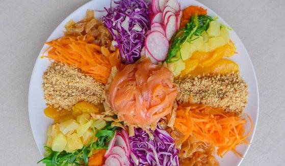 싱가포르와 말레이시아에서 각각 자국 요리라 주장하는 ‘이상‘(또는 ‘유셍‘). [사진 홍콩 SCMP]