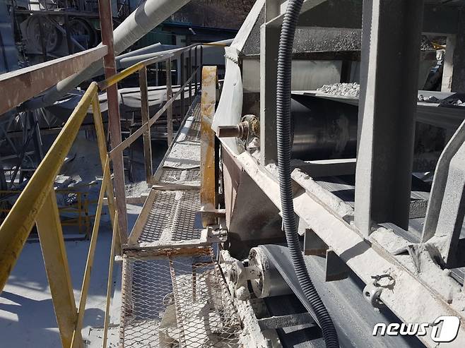 지난 7일  사망 사고가  발생한 단양  매포의  석회석 생산 공장의 콘배어밸트.© News1