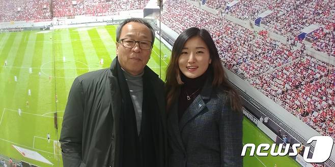 여자 축구대표팀의 조소현(오른쪽)과 은사 한문배 전 수원FMC 감독. © News1