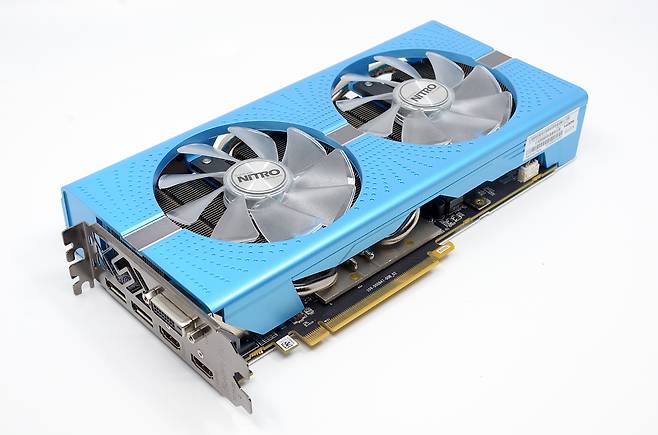 사파이어 니트로 라데온 RX 590.