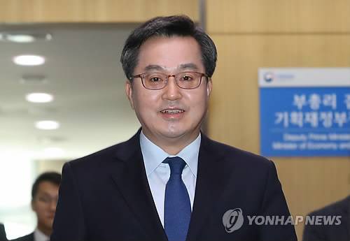 김동연 부총리, 마지막 인사 (세종=연합뉴스) 이진욱 기자 = 김동연 경제부총리 겸 기획재정부 장관이 10일 오전 정부세종청사에서 직원들과 마지막 인사를 하기 위해 장관실을 나서고 있다.     cityboy@yna.co.kr  (끝)
