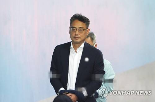 '최순실 태블릿PC 조작설'을 유포해 명예 훼손 혐의를 받고 있는 '보수논객' 변희재 씨가 2018년 10월 1일 오후 서울 서초구 서울중앙지법에서 속행공판에 출석하기 위해 법정으로 향하고 있는 모습. [연합뉴스 자료사진]