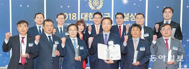 10일 서울 종로구 일민미술관에서 열린 ‘2018 대한민국 건설상’ 시상식에서 참석자들이 기념 촬영을 하고 있다. 올해 종합대상은  현대건설, 건축부문 대상은 포스코건설, 주택부문 대상은 대림산업 롯데건설 대우건설, 토목부문 대상은 쌍용건설 GS건설,  부동산개발부문 대상은 누림디앤씨가 수상했다. 원대연 기자 yeon72@donga.com