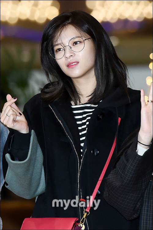 ▲ 트와이스 정연 '동글한 안경으로 귀여움 UP'