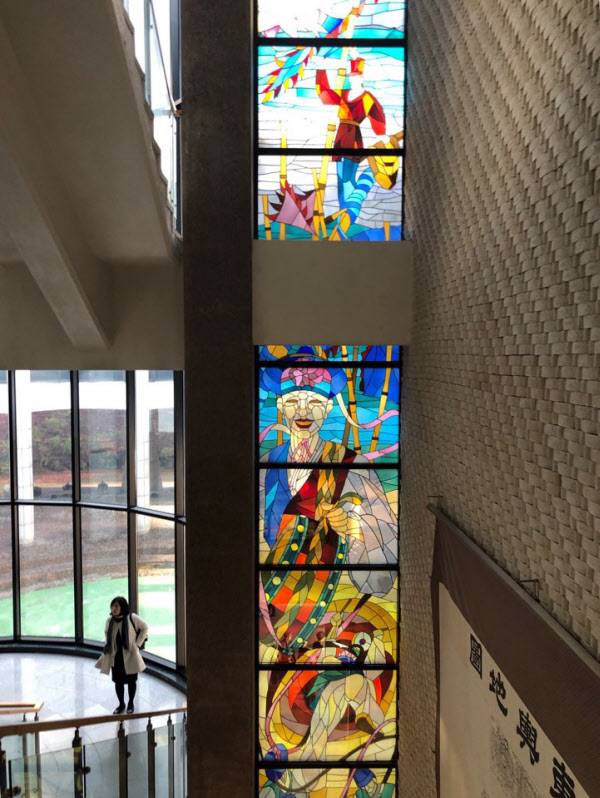 육사박물관 로비에서 전시실로 올라가는 계단 창문에는 3층 천장까지 뻗은 스테인드 글래스로 눈에 띈다. 이 창문엔 사물놀이패가 신명나게 노는 모습이 그려져 있다. /이상빈 기자