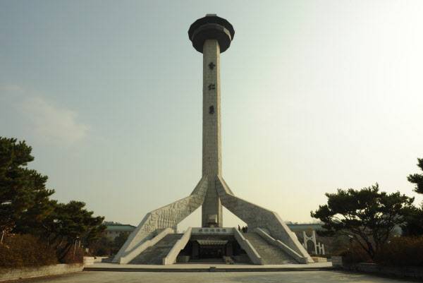 '교훈탑'이라고도 불리는 육사기념관. 높이는 64m로 탑을 받치는 5개의 지주는 육군의 별을 상징한다. /육군사관학교 제공