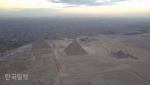 이집트 수도 카이로 기자지구의 피라미드 전경. 왼쪽부터 쿠푸, 카프레, 멘카우레 피라미드.