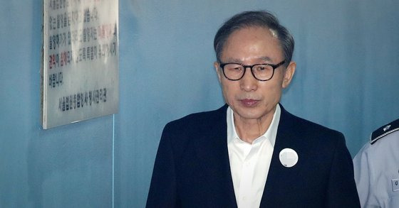 이명박 전 대통령이 지난 9월 서울 서초구 중앙지방법원에서 열린 특정범죄가중처벌법상 뇌물 등 28회 공판에 출석하고 있다. [뉴스1]