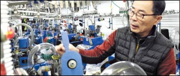 < ‘양말 노하우 40년’ 준희어패럴 > 권순호 준희어패럴 대표는 40년의 양말 노하우를 갖고 있다. 갓 뽑은 실로만 양말을 만드는 것을 철칙으로 삼고 있다.