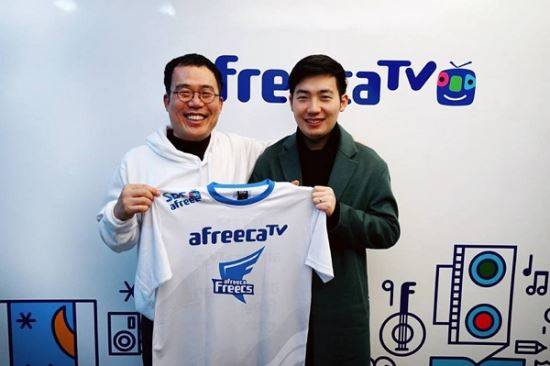 서수길 아프리카TV 대표이사(왼쪽)와 ‘노페’ 정노철 신임 코치. 아프리카 프릭스