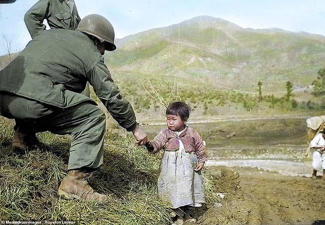 영국인 전문가에 의해 컬러로 복원된 한국전쟁 당시 사진