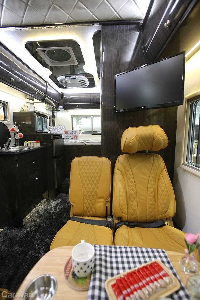 고급스러운 내부 전경