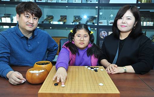 한중합작 최초의 국내 모녀기사 탄생을 꿈꾸는 바둑가족. 아빠 위에량 6단, 딸 악지우, 엄마 권효진 6단(왼쪽부터)이 서울 성동구 한국기원에서 바둑판을 놓고 모여 앉았다. 딸의 힘찬 착수가 악권 패밀리의 밝은 미래를 예고하는 것만 같다. 사진제공｜한국기원