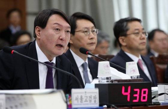 윤석열 서울중앙지검장이 지난 10월 국회 법제사법위원위 국정감사에서 의원 질의에 답하고 있다. [뉴스1]