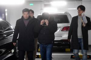 금천경찰서 사이버수사팀이 지난 12일 오후 서울 강남구 삼성동의 한 아파트 지하주차장에서 인터넷 불법도박 업체 운영자 황모(36)씨를 검거해 압송하고 있다./권욱기자