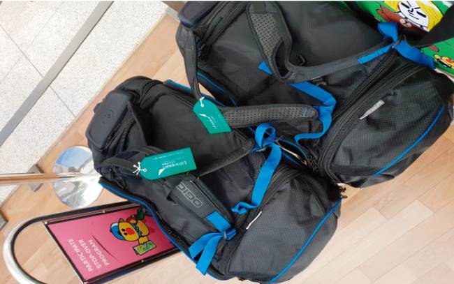 경비행기를 탈 때는 캐리어보다 보스턴백이 편하다.