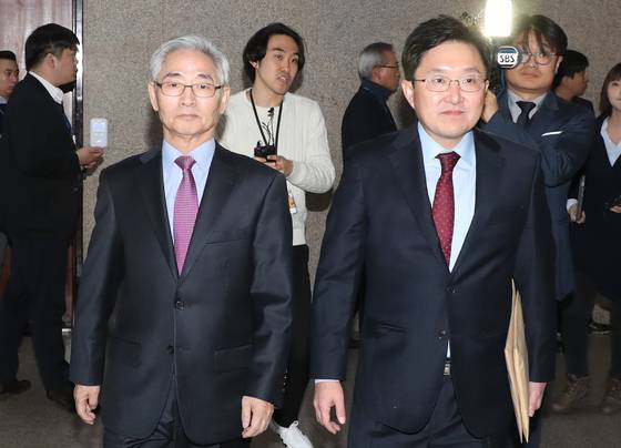 김용태 자유한국당 조직강화특별위원회 위원장(오른쪽)과 이진곤 위원이 15일 서울 여의도 국회에서 자유한국당 조강특위 회의에 참석하고 있다. 2018.12.15/뉴스1 © News1 황기선 기자