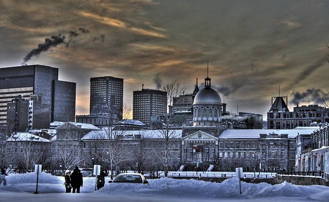 눈이 덮인 몬트리올 시가지의 모습. 대형 쇼핑센터, 독특한 식문화, 다채로운 예술이 어우러진 이 도시는 캐나다의 겨울도 얼마든지 매력적일 수 있다는 걸 보여준다./플리커