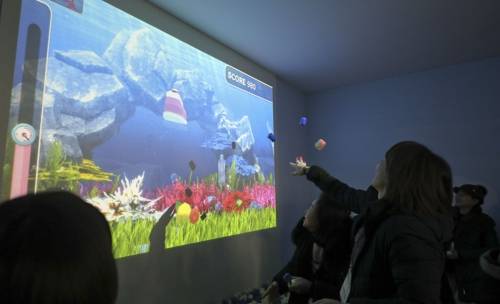 방문객들이 미세 플라스틱에 오자미를 던지는 놀이를 하고 있다. [성연재 기자]