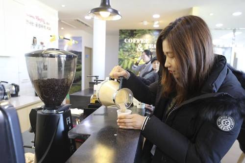 프로그램 참여자들이 공정무역 커피를 맛보고 있다. [성연재 기자]