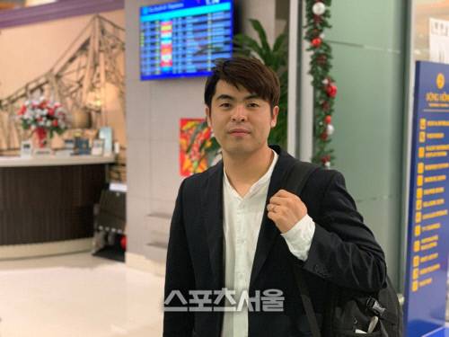 이동준 디제이매니지먼트 대표가 16일 베트남 하노이의 노이바이 국제공항에서 본지를 만나 인터뷰한 후 사진 촬영을 하고 있다. 하노이 | 정다워기자