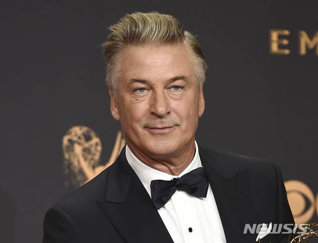 【로스앤젤레스 = AP/뉴시스】 2017년 9월 17일 앨릭 볼드윈이 제 69차 에미상 수상식에서 "새터데이 나잇 라이브"(SNL)의 코미디에서 한 역할로 최우수 조연상을 수상할 때의 모습.  트럼프 대통령의 역을 단골로 맡아온 그는 어떤 각도로 얼굴을 비틀면 트럼프의 얼굴이 나오는 것으로 유명하다. 그는 올해 중간선거에서도 "트럼프정부를 조용히 내쫓을 좋은 기회"라며 민주당 기금모금 파티에까지 참석했다.