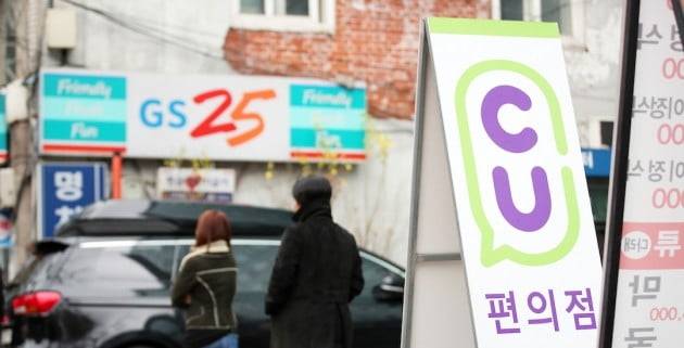 GS25와 CU 두 편의점이 코 앞 거리에서 영업 중인 모습. 자료사진=연합뉴스