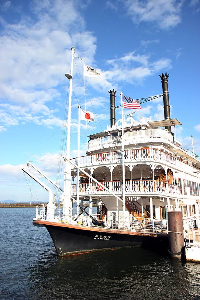 오대호 중심도시인 미시간과 비와코 호수 옆 최대 도시인 오쓰시가 자매결연을 맺고 만든 크루즈. 비와코 호수에 사는 갈매기들을 구경할 수 있고 선내에서 다양한 이벤트도 필수 관광 코스로 꼽힌다.