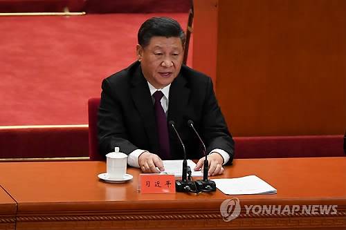 개혁개방 40주년 연설하는 시진핑…"다자무역 지지·패권추구 안해" (베이징 AFP=연합뉴스) 시진핑 중국 국가주석이 18일 베이징 인민대회당에서 열린 중국 개혁개방 40주년 기념식에서 연설하고 있다. 시 준석은 이날 연설에서 다자무역체제에 대한 지지를 표명하고 중국은 영원히 패권을 추구하지 않겠다는 입장을 천명했다. ymarshal@yna.co.kr