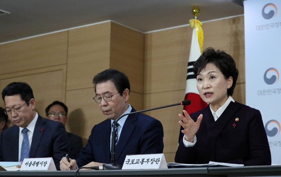 김현미 국토교통부 장관이 19일 오전 정부서울청사에서 수도권 3기 신도시 입지와 2기 신도시 광역교통개선 대책을 발표한 뒤 취재진의 질문에 답하고 있다. 2018.12.19/뉴스1 © News1 구윤성 기자