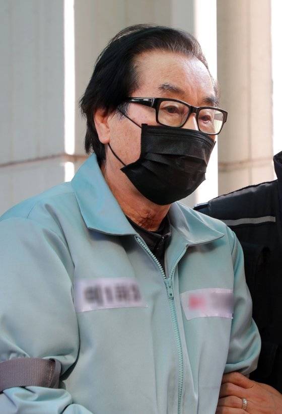 특가법상 뇌물 혐의로 구속기소된 최규호(71) 전 전북도교육감이 지난 13일 전주지법에서 첫 공판을 마친 후 나오고 있다. 2010년 9월 12일 잠적 후 지난달 6일 8년 2개월 만에 검찰에 붙잡혔다. [뉴스1]