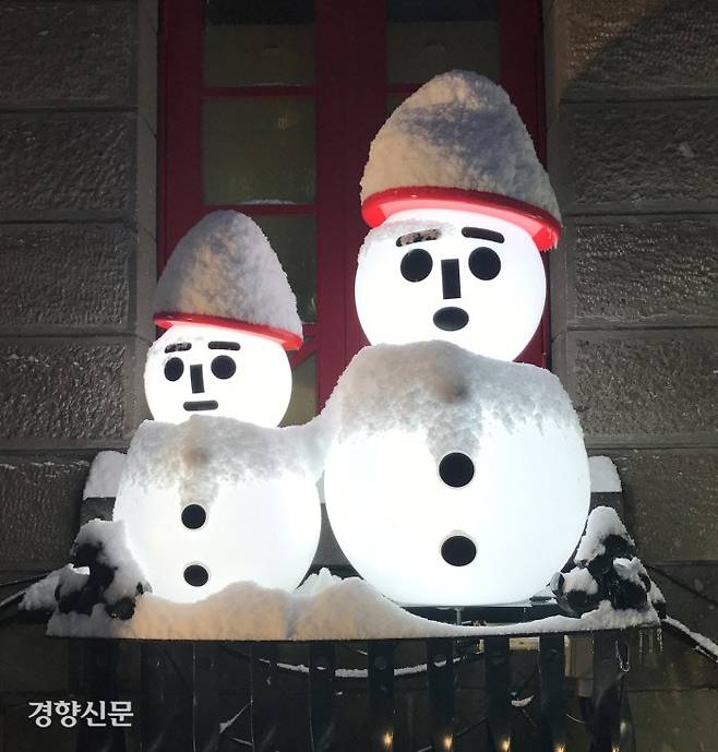 눈사람 모자 위에도 소복하게 눈이 쌓였다. 삿포로엔 겨울마다 6m씩 눈이 내린다.