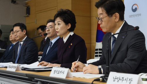 김현미 국토교통부 장관이 19일 오전 정부서울청사에서 수도권 3기 신도시 입지와 2기 신도시 광역교통개선 대책을 발표하고 있다. 3기 신도시는 경기도 남양주 왕숙과 하남 교산, 과천, 인천 계양이다.