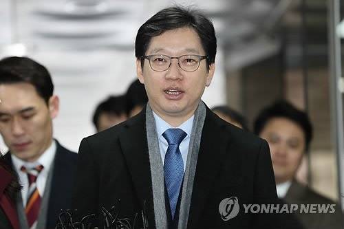 '드루킹' 댓글 조작 공모 혐의를 받는 김경수 경남지사가 21일 오전 서초구 서울중앙지방법원에서 열린 속행공판에 출석하며 취재진 질문에 답하고 있다. / 사진=연합뉴스