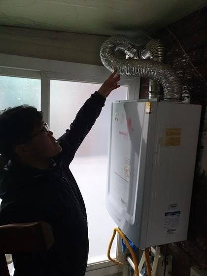 창원의 한 단독주택에 설치된 보일러. 이곳에도 시공표지판 등이 없다. 위성욱 기자