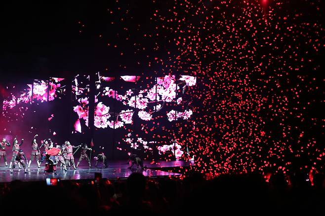 '송성가무쇼'에서는 스토리에맞춰 객석에 꽃잎이 휘날리고 보슬비가 내리기도 한다