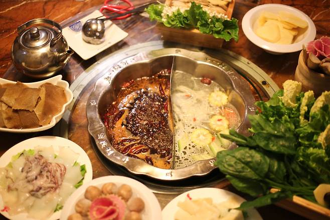 훠궈 맛집. 다양한 재료가등장한다