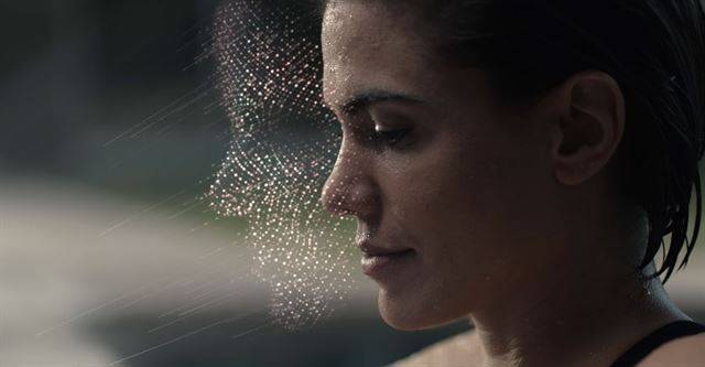 애플이 아이폰X부터 적용한 '페이스ID'의 3D 얼굴인식 투사도(projection). 특정 패턴을 이루는 적외선을 얼굴에 쏘아 얼굴 표면에 닿는 패턴의 변화 정도를 분석해 얼굴 모양을 인식하는 '입체구조광(SL)' 방식이다. 애플 홈페이지 캡처