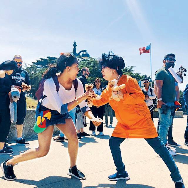 72세 유튜브 크리에이터 박막례 할머니(오른쪽)가 지난 5월 한국 대표로 구글 I/O에 참석해 한 외국인 여성 참가자와 장난스러운 포즈를 취하고 있다. 박막례 인스타그램