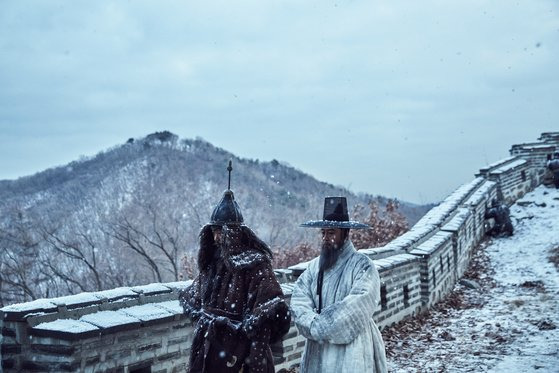 1636년 병자호란에서 남한산성에 갇힌 조선의 47일을 다룬 영화 '남한산성' 중 한 장면. [사진 CJ엔터테인먼트]