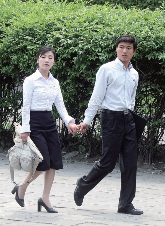 평양시내를 활보하는 북한의 젊은 연인들. 대학생 연애는 처음에 금지됐지만 지금은 노골적 애정 행위만 하지 않으면 허락된다.