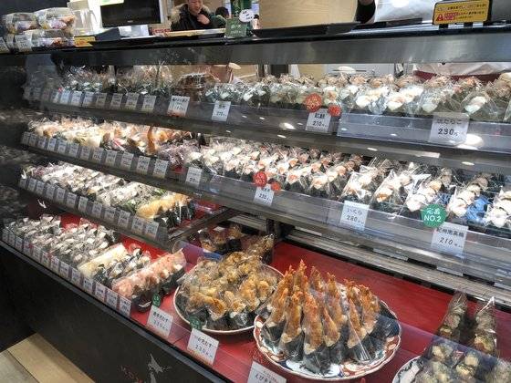 일본 47개 도도부현의 특산물을 재료로 60종류 이상의 다양한 오니기리를 파는 도쿄역 '오무스비 하쿠센'의 진열대 모습. 서승욱 특파원