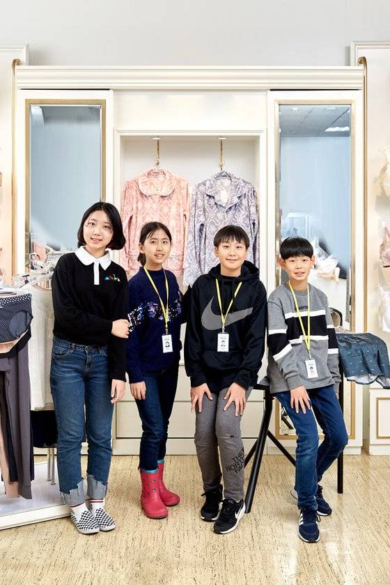 노윤서·이지윤·김동률·최찬이(왼쪽부터) 소중 학생기자단이 서울 용산의 한 속옷 업체 본사를 찾았다.