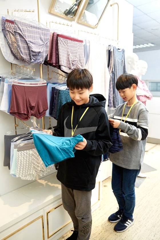 김동률·최찬이(왼쪽부터) 학생기자가 마음에 드는 속옷을 골랐다. 이들은 민소매 티셔츠보다 팬티에 관심을 보였다. 또, 삼각팬티가 아닌 사각팬티에 자연스레 손을 뻗었다. 관계자가 자동차 모양 팬티를 추천했으나 이들은 어두운 색의 속옷을 선호했다.