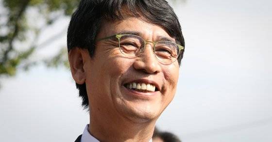 10월 15일 경남 김해시 봉하마을을 찾은 뒤 미소 짓는 유시민 노무현재단 이사장. [뉴스1]