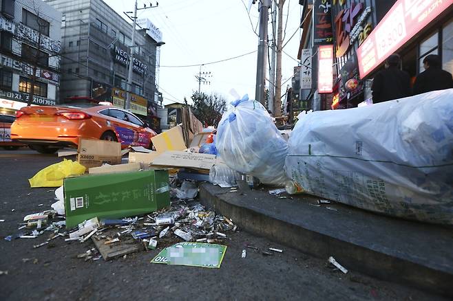 성탄절인 25일 오전 서울 마포구 홍익대학교 인근 도로에 시민들이 버린 쓰레기가 가득하다. 임현동 기자
